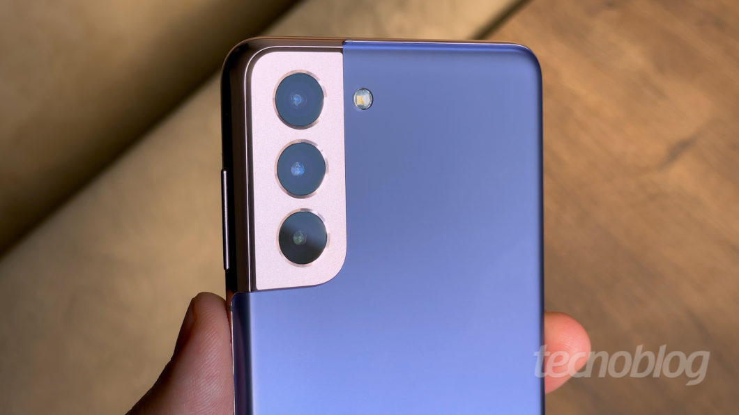 Imagem mostra o Samsung Galaxy S21 sendo segurado em uma m&atilde;o