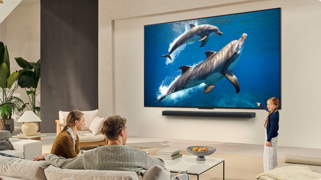 TV LG na parede da sala