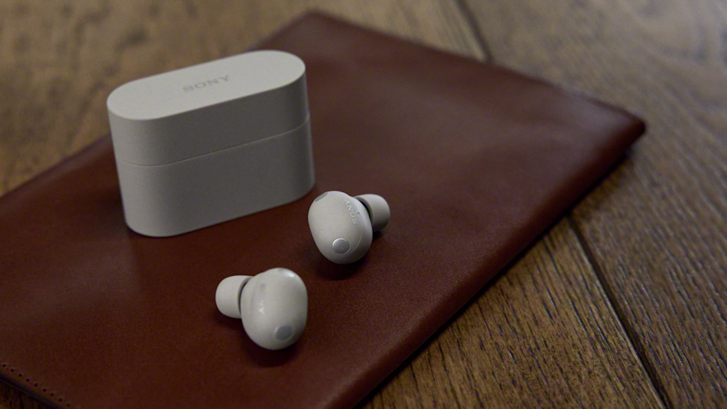 Foto de um fone WF-1000XM6 em de um encadernado de couro. 