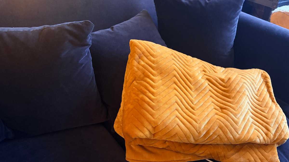 Dreamland heated throw