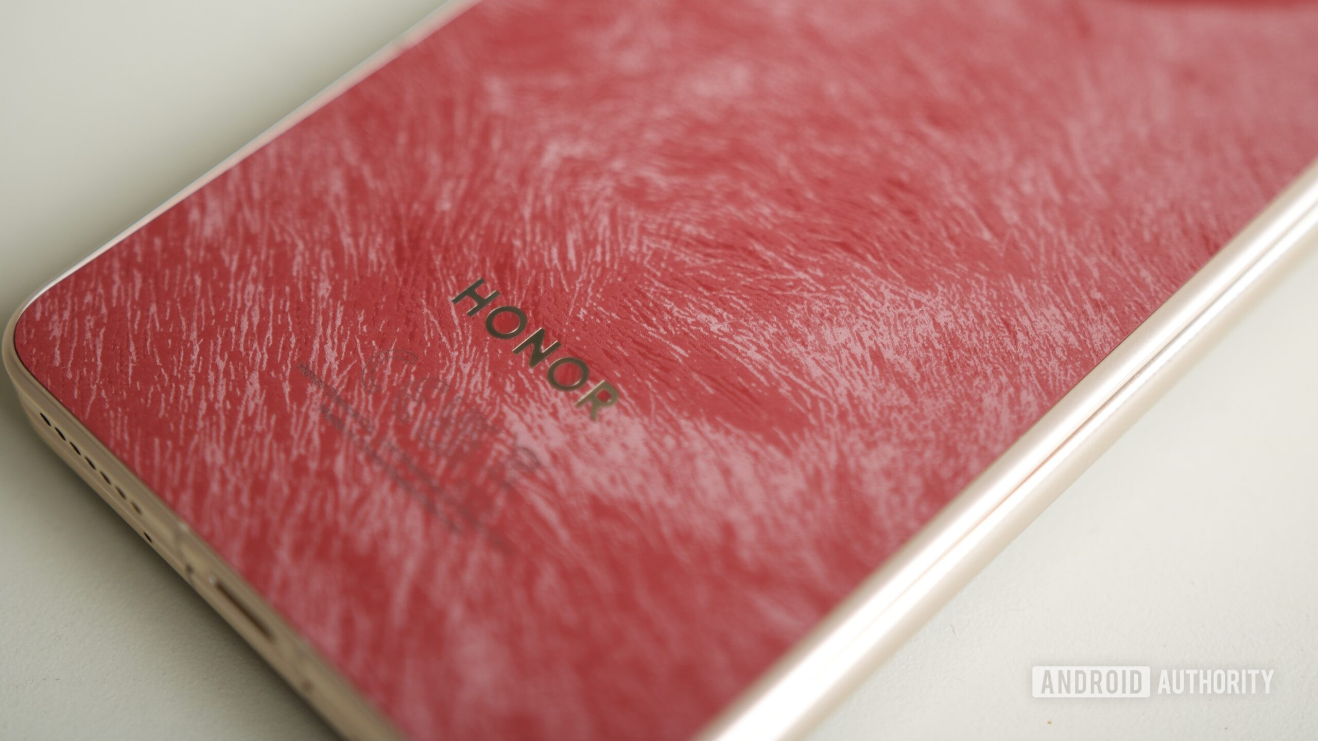 Um close da parte traseira do HONOR Magic V6 em vermelho.