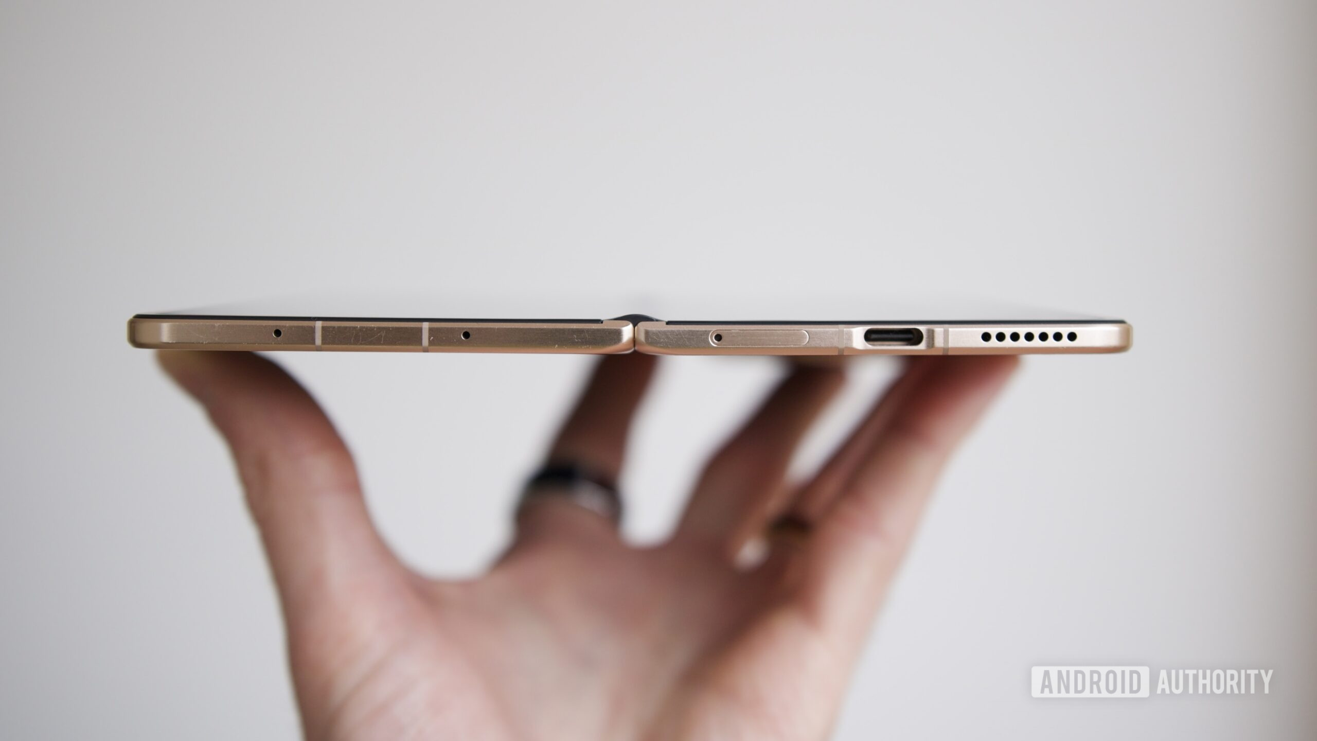 Uma vista lateral do HONOR Magic V6 foi aberta.