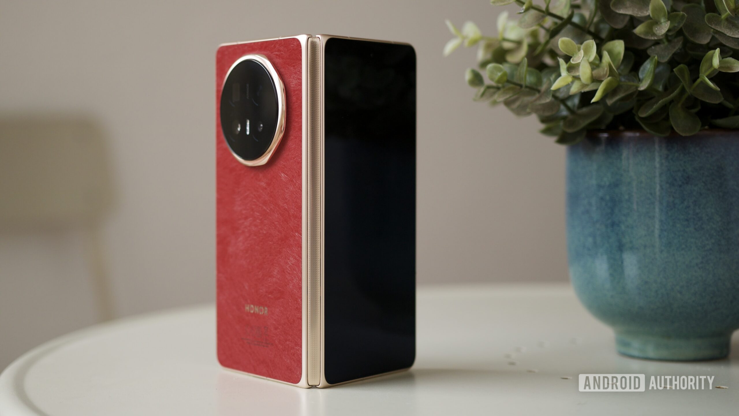 O HONOR Magic V6 em p&eacute;.