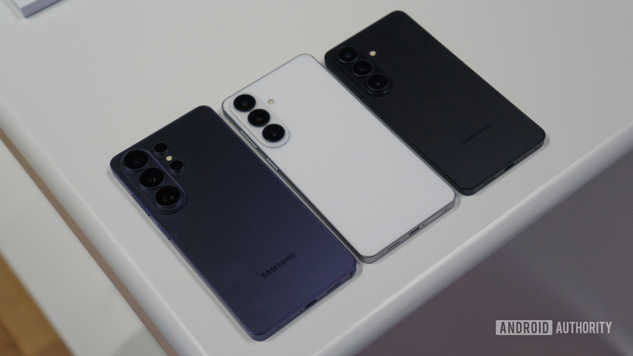 Série Samsung Galaxy S26 mostrando as costas Série Samsung Galaxy S26 mostrando as costas