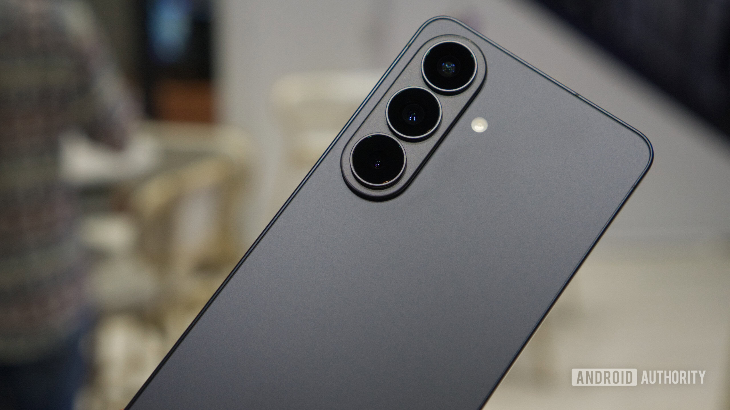 O Samsung Galaxy S26, mostrando suas c&acirc;meras traseiras.