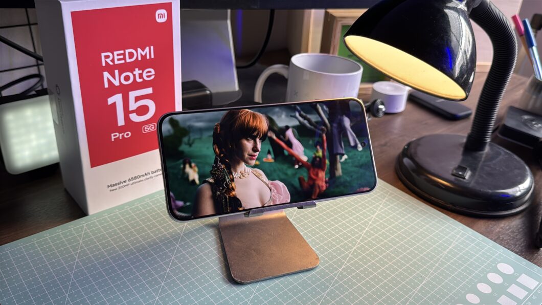 Tela do Redmi Note 15 Pro 5G exibindo trecho de clipe com cores vivas e contrastes intensos