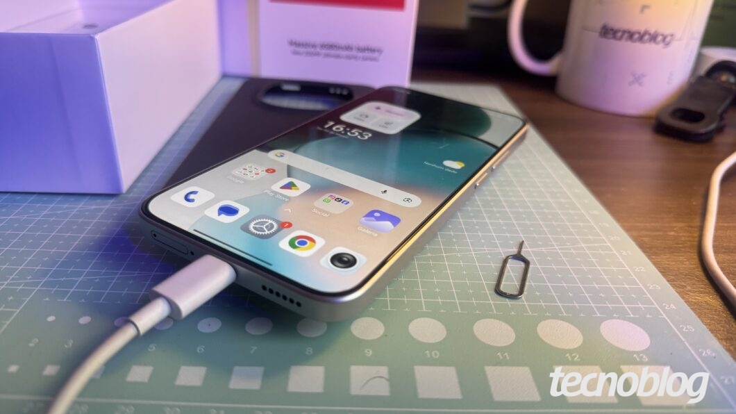 Redmi Note 15 Pro 5G ao lado da chave ejetora da bandeja de chip