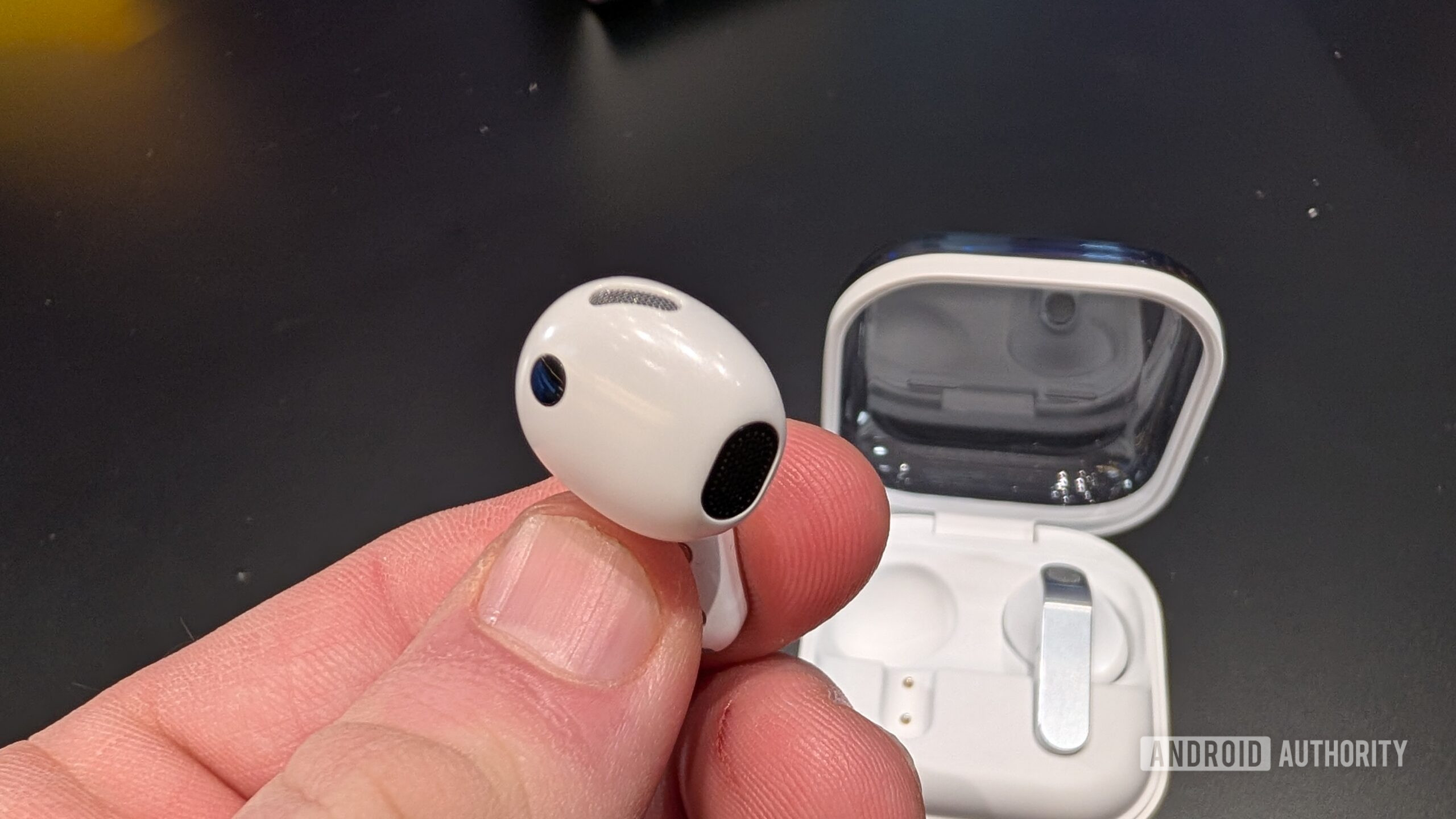 Galaxy Buds 4 bot&atilde;o