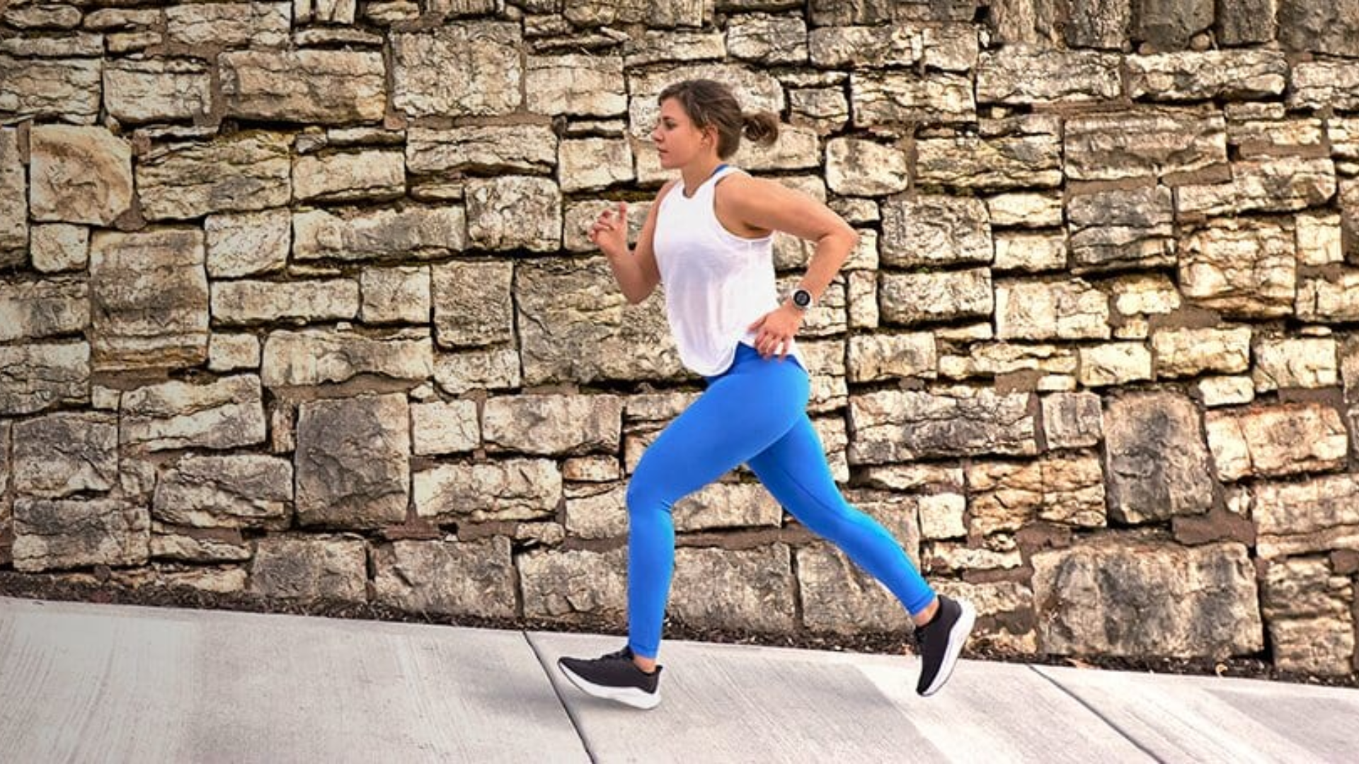 Mulher praticando corrida com um Garmin Forerunner no pulso.