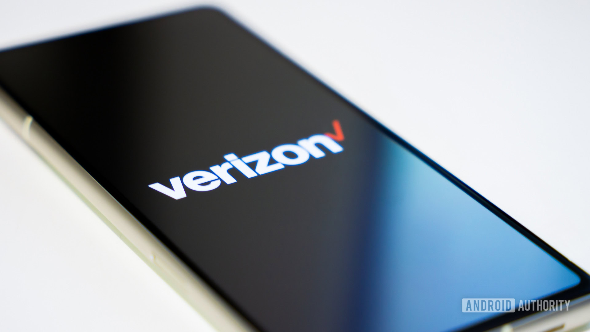 Logotipo da Verizon no smartphone, em uma mesa configurada (3) Logotipo da Verizon no smartphone, em uma mesa configurada (3)