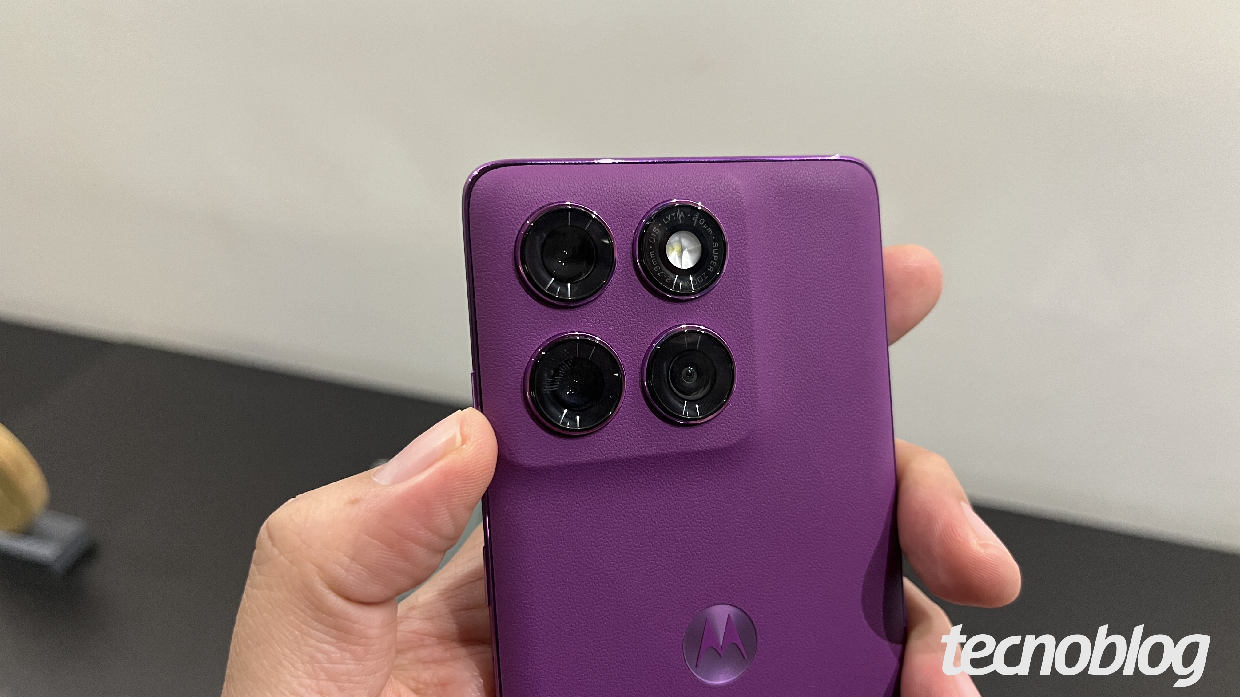 Traseira roxa do Edge 60 Pro, com destaque na c&acirc;mera tripla, organizada em um quadrado