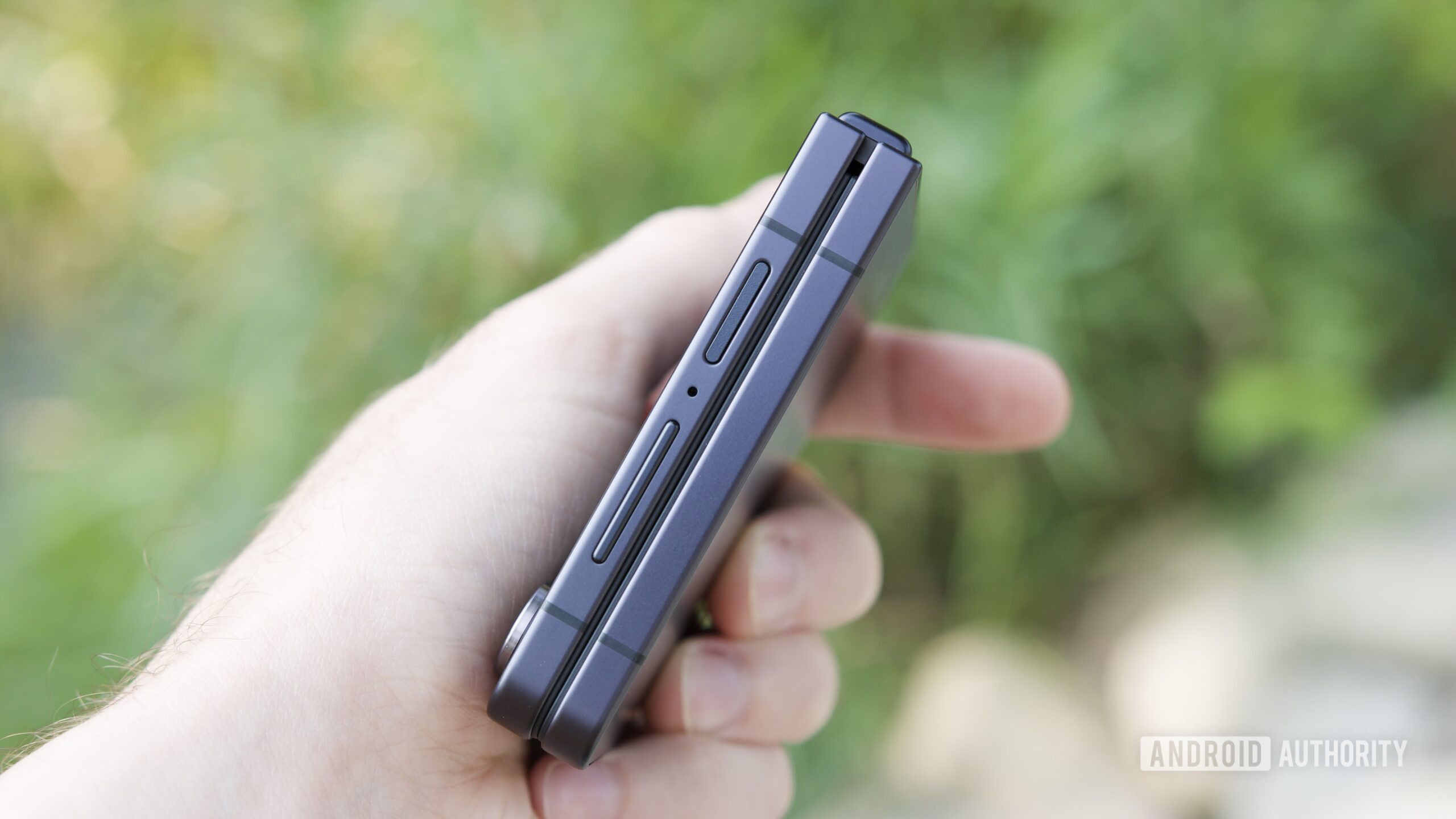 Uma vista lateral do Galaxy Z Flip 7 fechado.