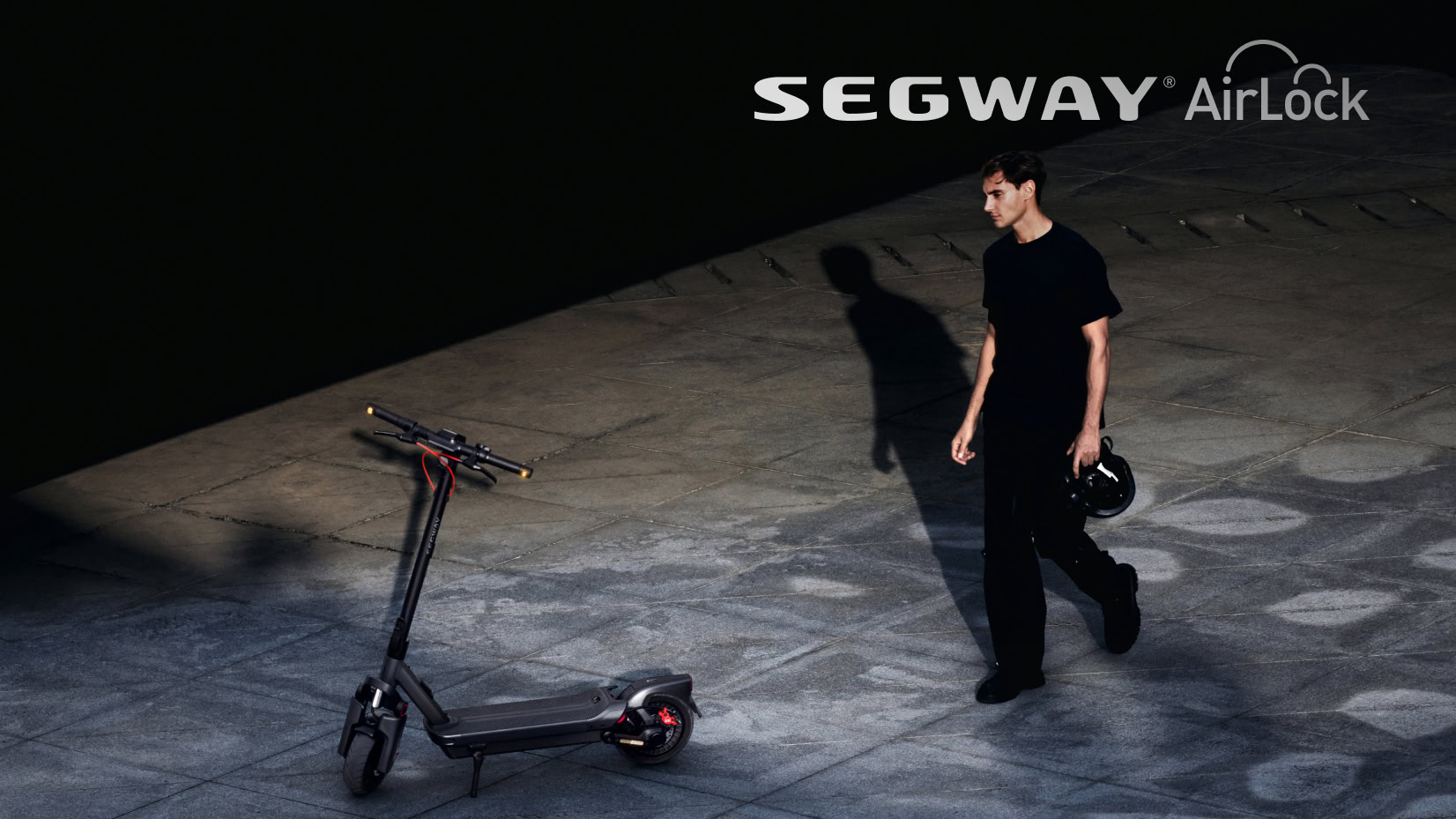 Pessoa caminhando em dire&ccedil;&atilde;o &agrave; Scooter El&eacute;trica Segway Max G3