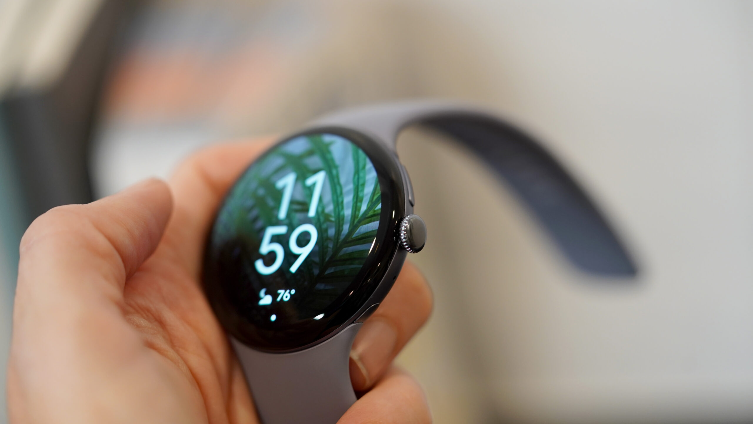 O Pixel Watch 4 apresenta um design de tela aprimorado com engastes reduzidos.