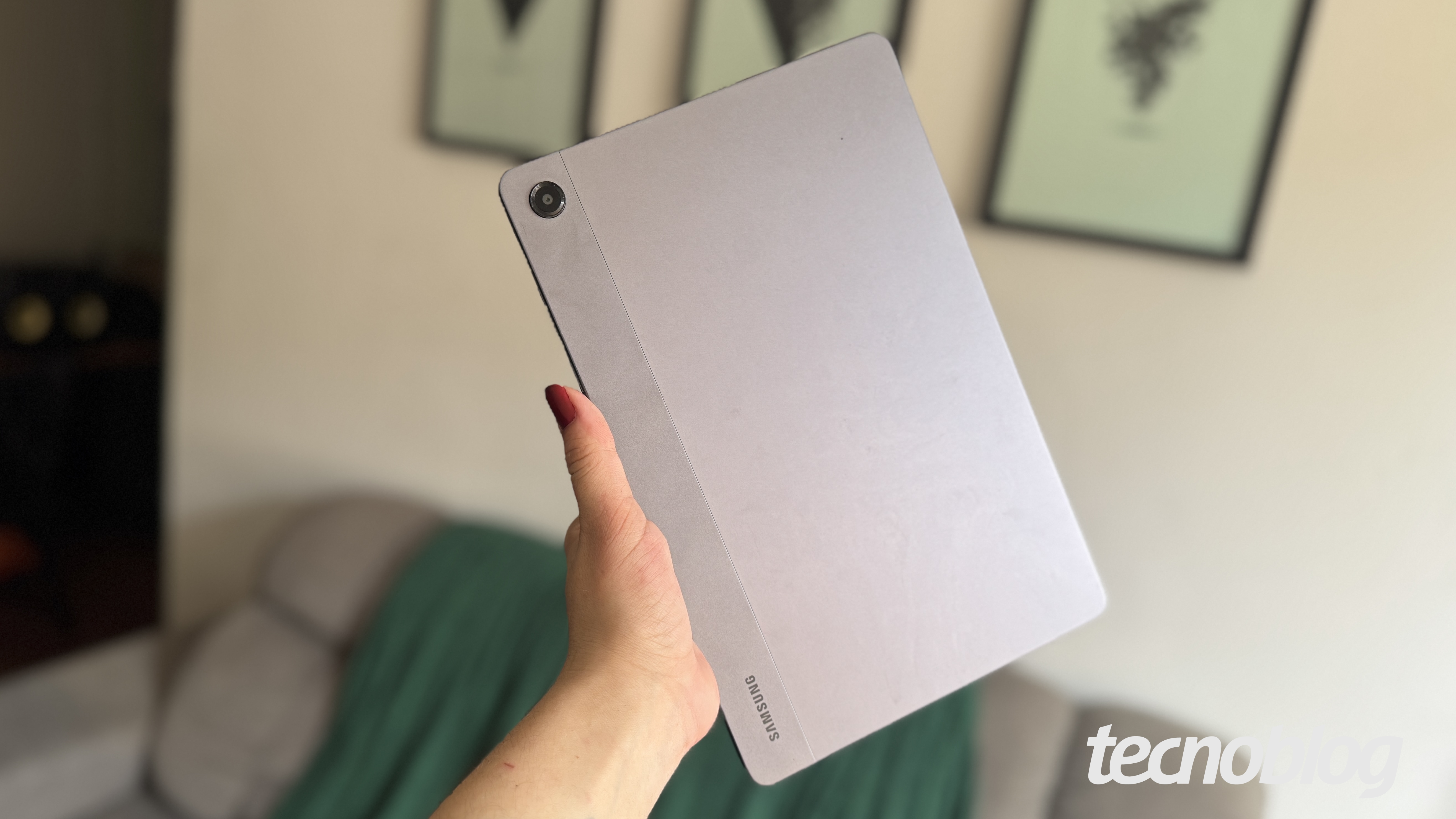 Uma m&atilde;o segurando o Galaxy Tab A11 virado para baixo com a constru&ccedil;&atilde;o traseira em destaque