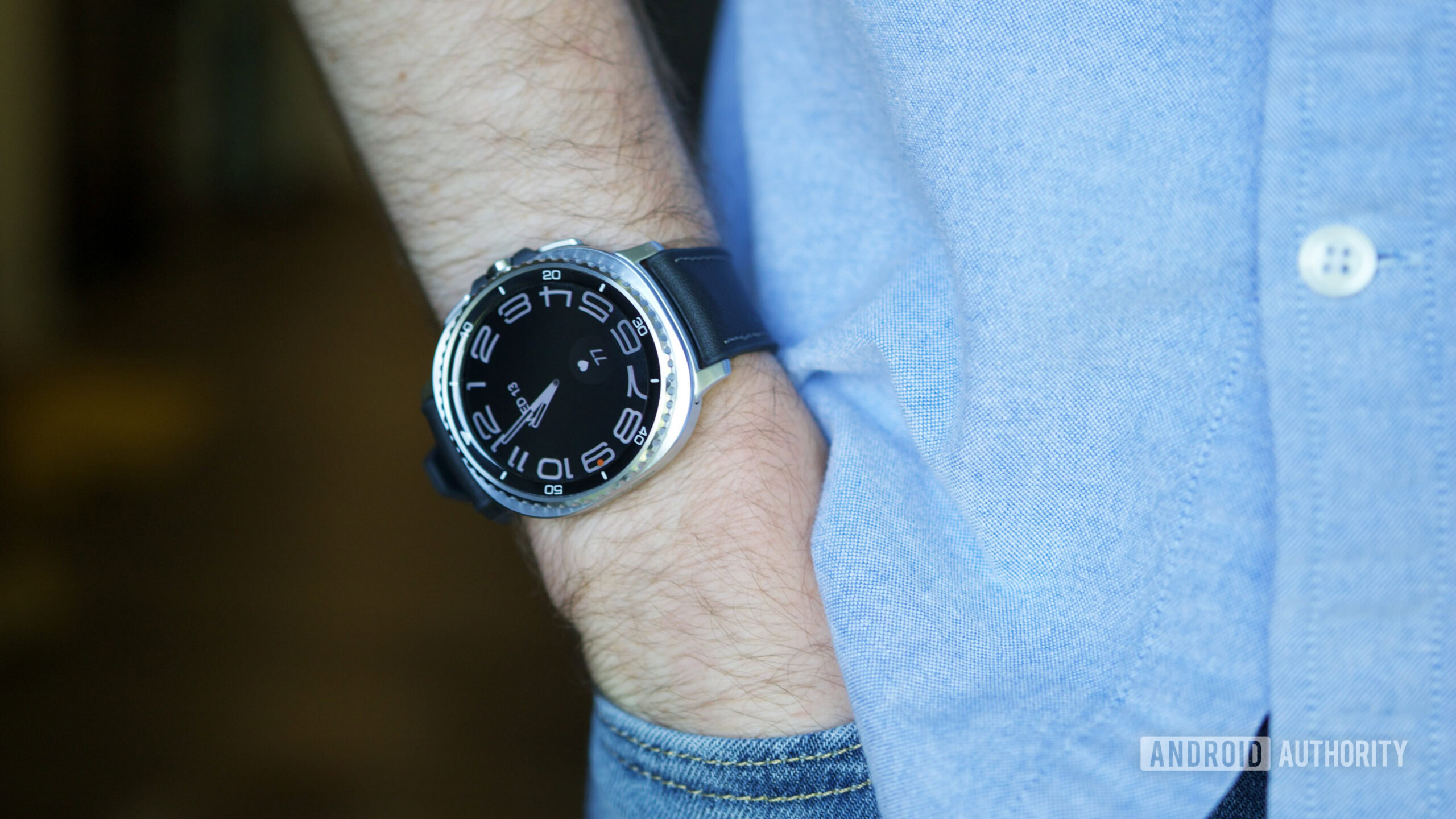 Algu&eacute;m usando o Samsung Galaxy Watch 8 Classic.