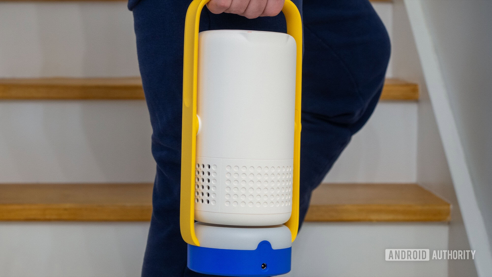 xgimi vibe um projetor carregado na m&atilde;o