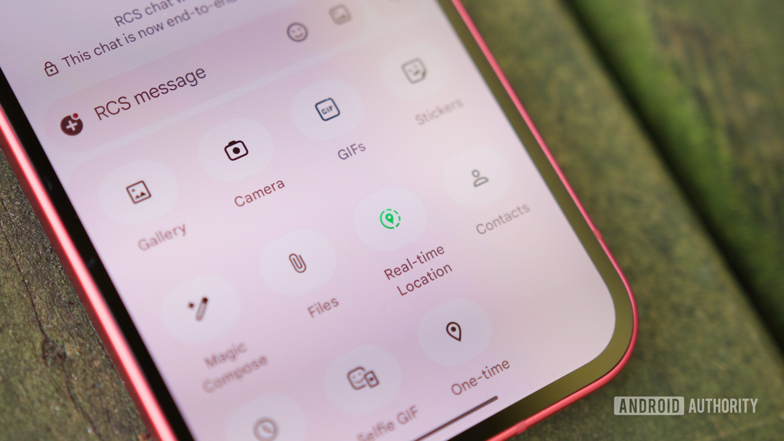 O &iacute;cone de compartilhamento de localiza&ccedil;&atilde;o em tempo real no Mensagens do Google.
