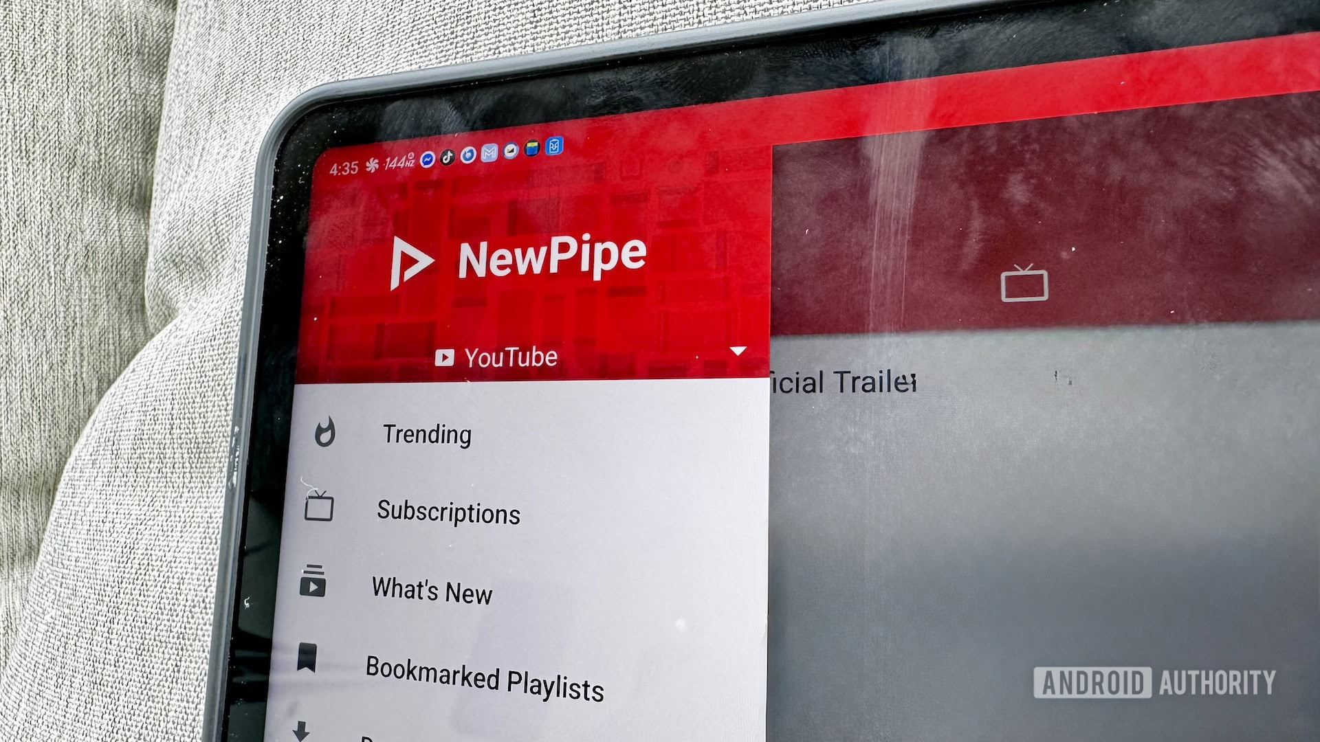 Herói do aplicativo NewPipe O aplicativo NewPipe aberto em um tablet Android.