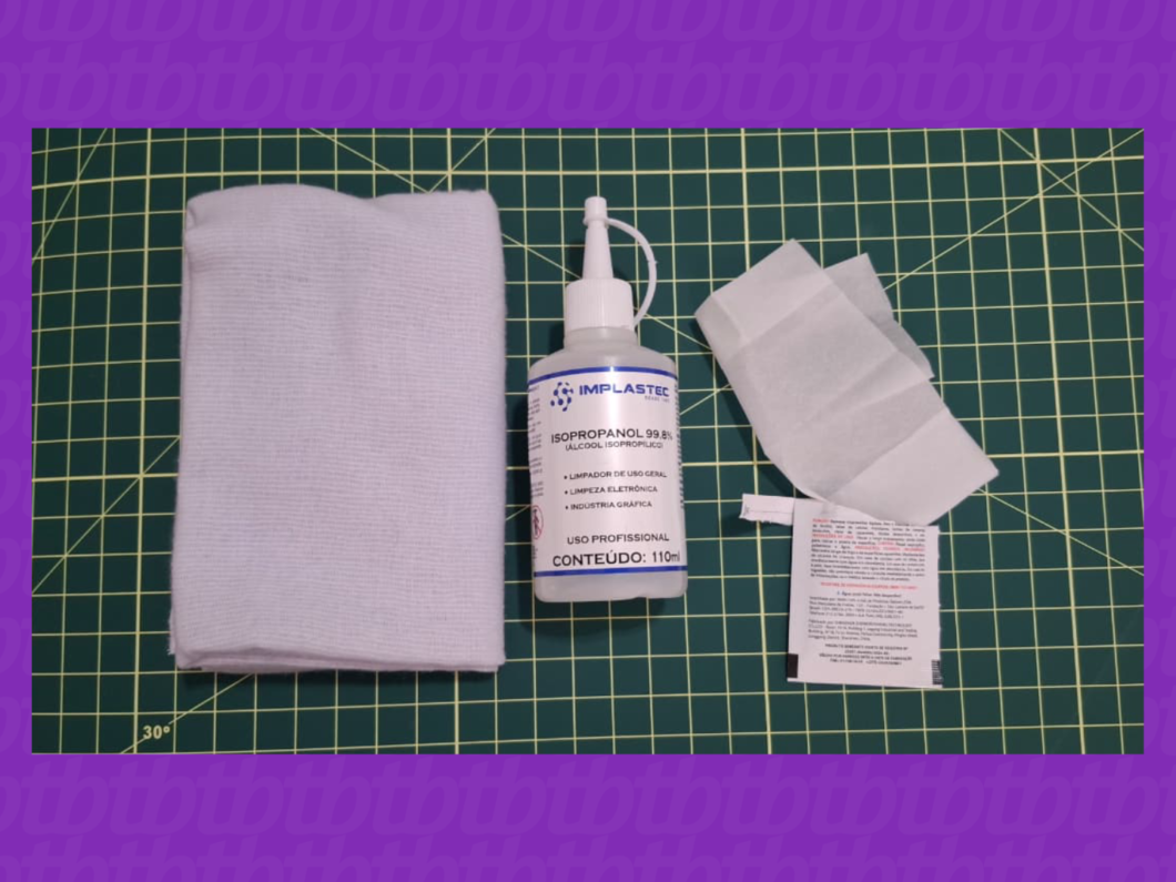 Imagem de um pano de microfibra, álcool isoproprilico e um lenço de limpeza de telas