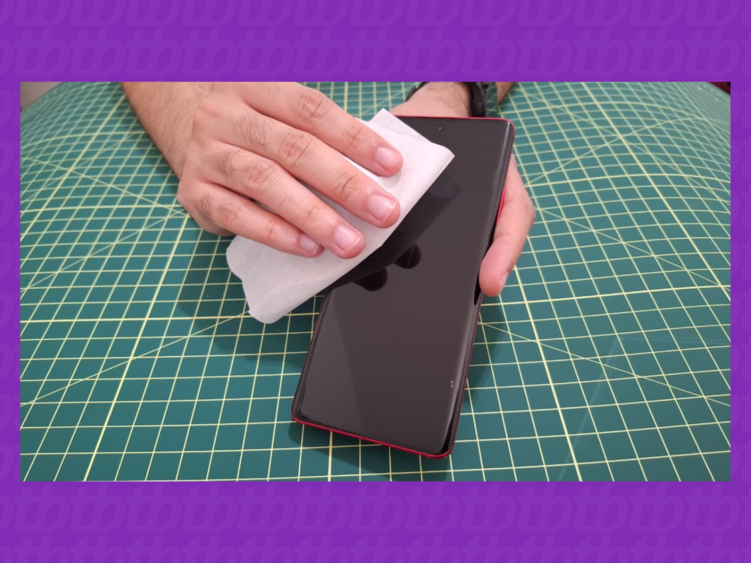 imagem de uma mão limpando a tela de um smartphone