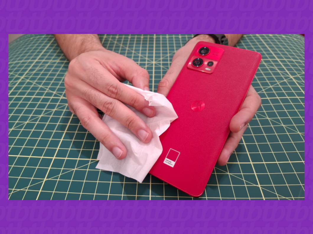 imagem de uma mão limpando a parte traseira de um smartphone