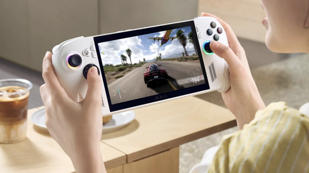 Imagem mostra uma jovem sorridente com fones de ouvido sem fio brancos jogando em um console ROG Xbox Ally branco. O console tem joysticks pretos com anéis coloridos (laranja e verde neon) e botões pretos. A tela do console exibe uma interface de usuário com vários jogos, incluindo um jogo de construção e "Stardew Valley", e o logotipo "ROG" na parte inferior.