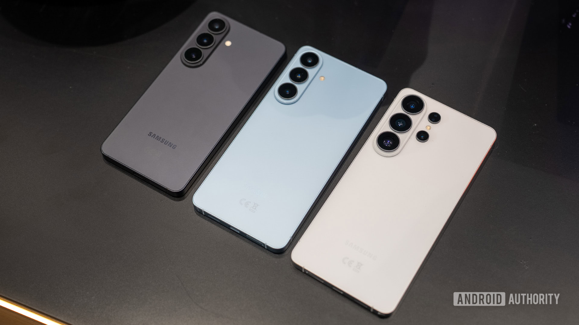 Samsung Galaxy S26 S26 PLus e S26 Ultra deitados Samsung Galaxy S26 S26 PLus e S26 Ultra deitados