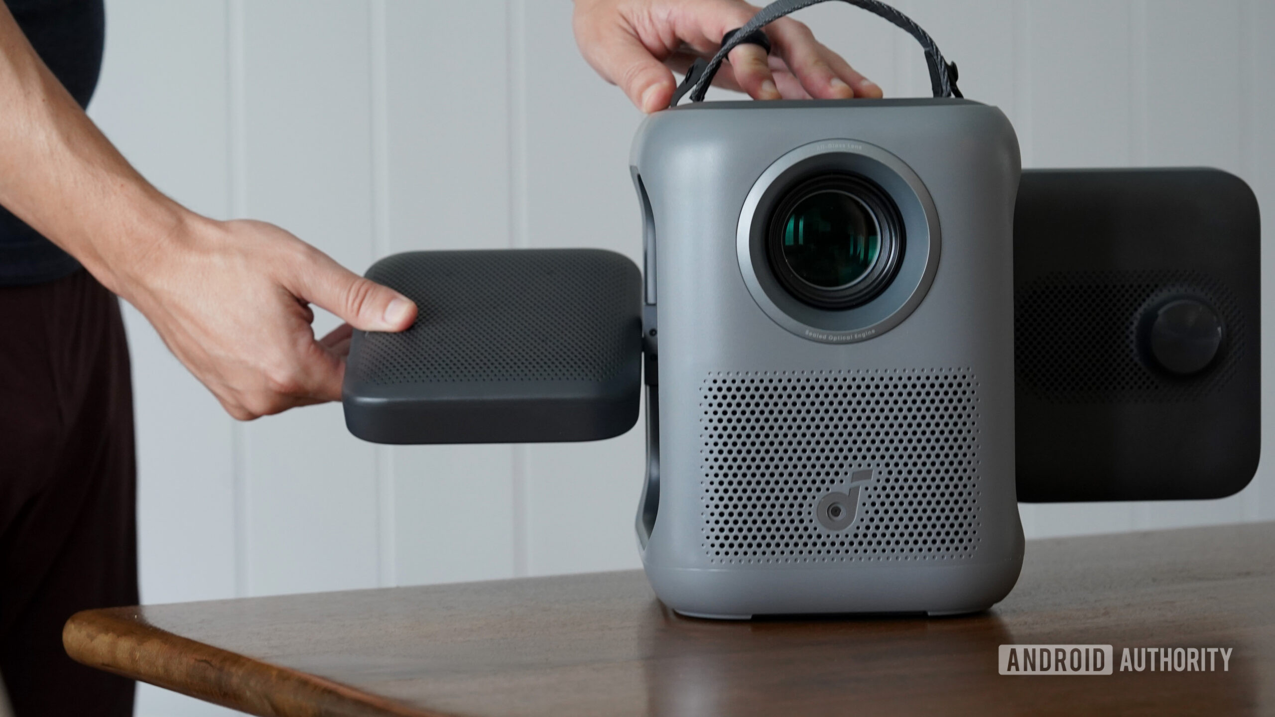 Painéis dobráveis Soundcore Nebula P1i O Soundcore Nebula P1i possui painéis de alto-falantes dobráveis.