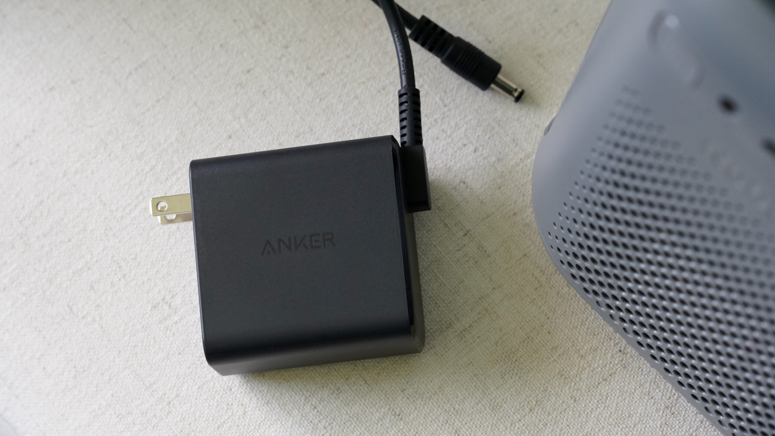 Cabo de alimentação Soundcore Nebulosa P1i O Soundcore Nebula P1i depende de uma fonte de energia.