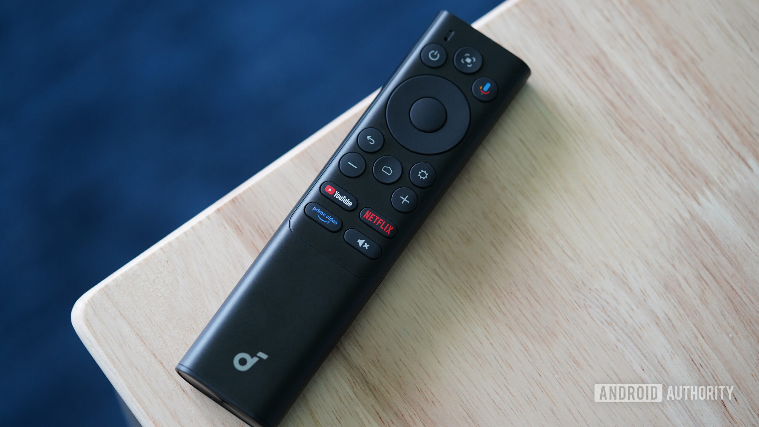 Controle remoto Soundcore Nebulosa P1i O Soundcore Nebula P1i vem com um controle remoto inteligente básico.