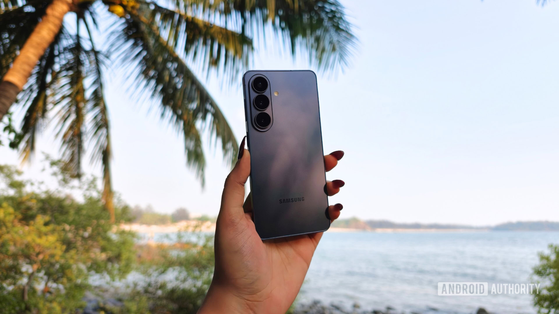 Algu&eacute;m segurando o Galaxy S26, mostrando a parte traseira do telefone.