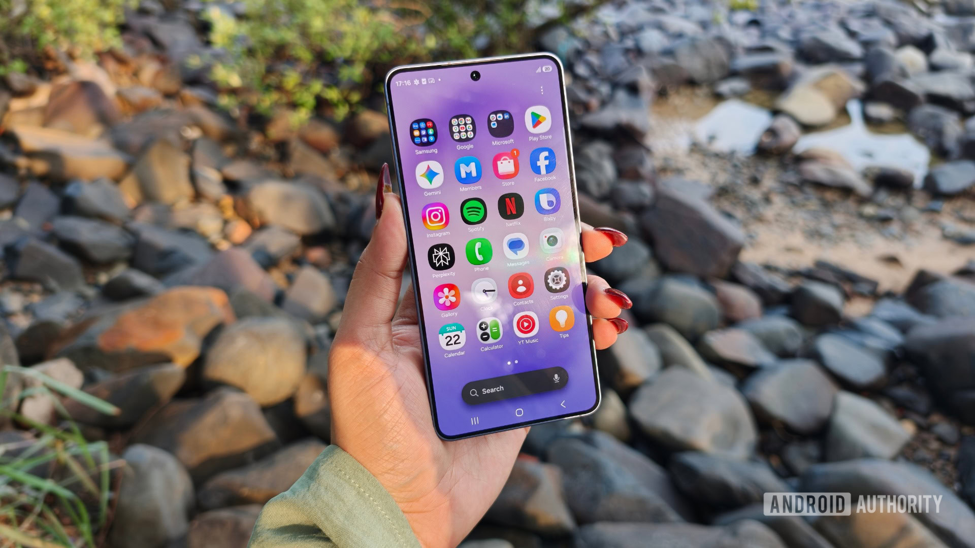 O Galaxy S26 com o display ligado, mostrando a gaveta de aplicativos.