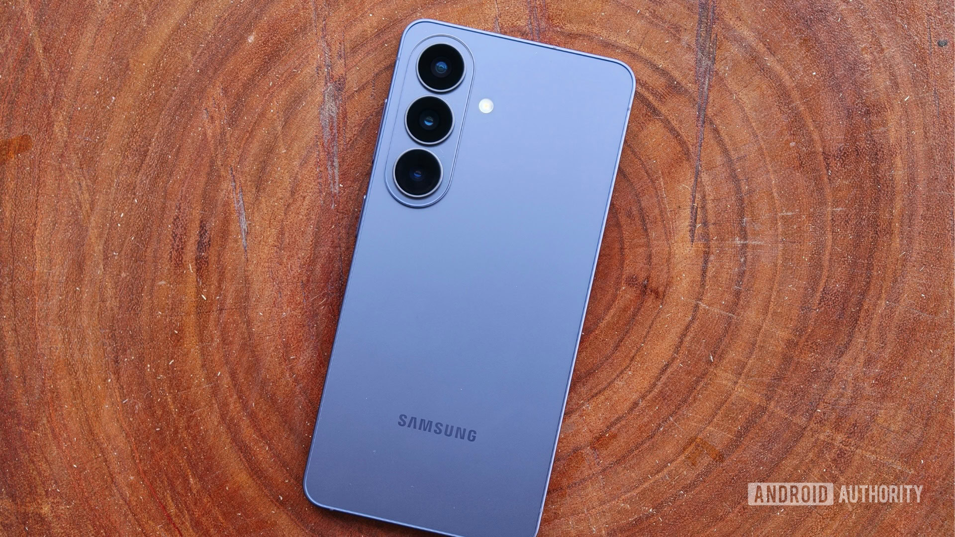 A parte traseira do Samsung Galaxy S26 na cor violeta.