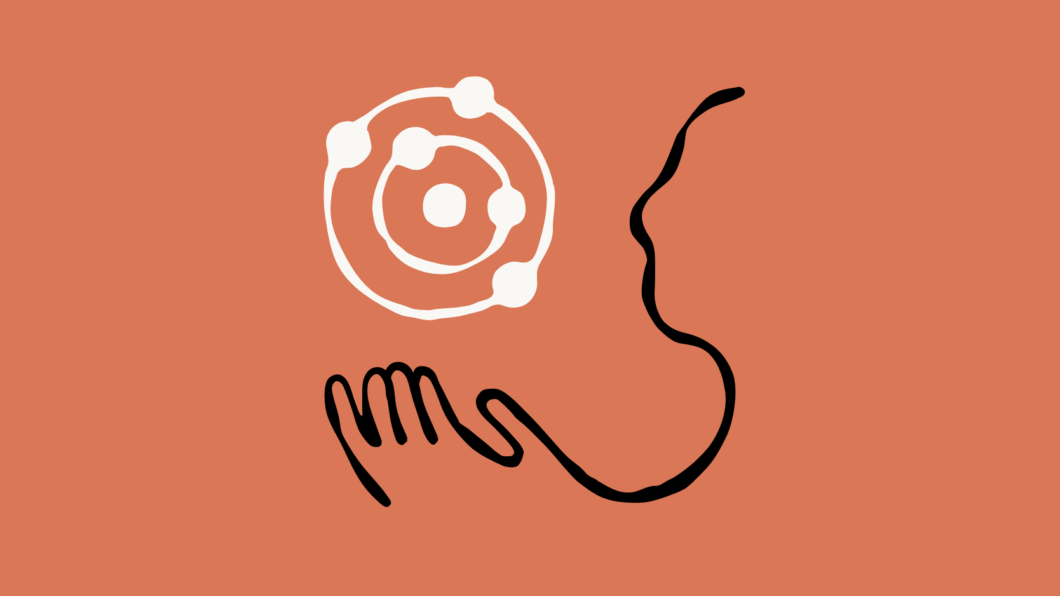 Ilustra&ccedil;&atilde;o em fundo laranja mostra o contorno preto de um rosto humano de perfil, voltado para a esquerda, com uma m&atilde;o aberta abaixo do queixo. &Agrave; frente do rosto, flutua um s&iacute;mbolo branco circular com pontos conectados, semelhante a &oacute;rbitas ou a um diagrama molecular, sugerindo intelig&ecirc;ncia artificial e intera&ccedil;&atilde;o entre humano e tecnologia.