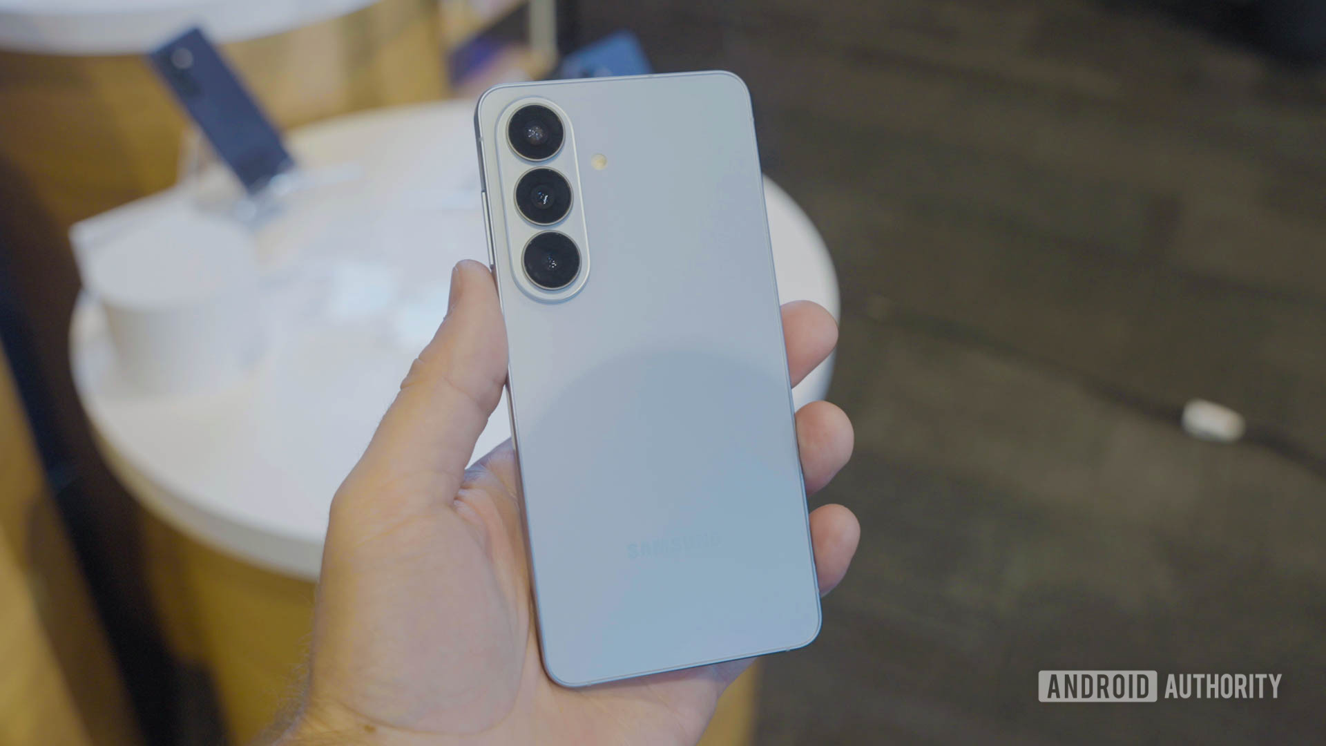 Samsung Galaxy S26 em azul celeste