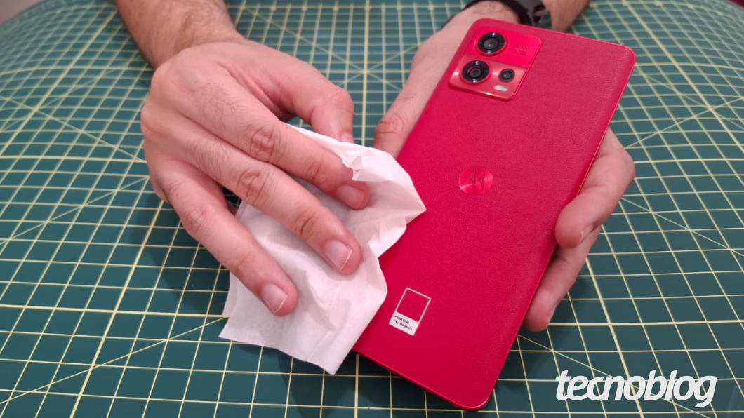 imagem de um celular sendo higienizado