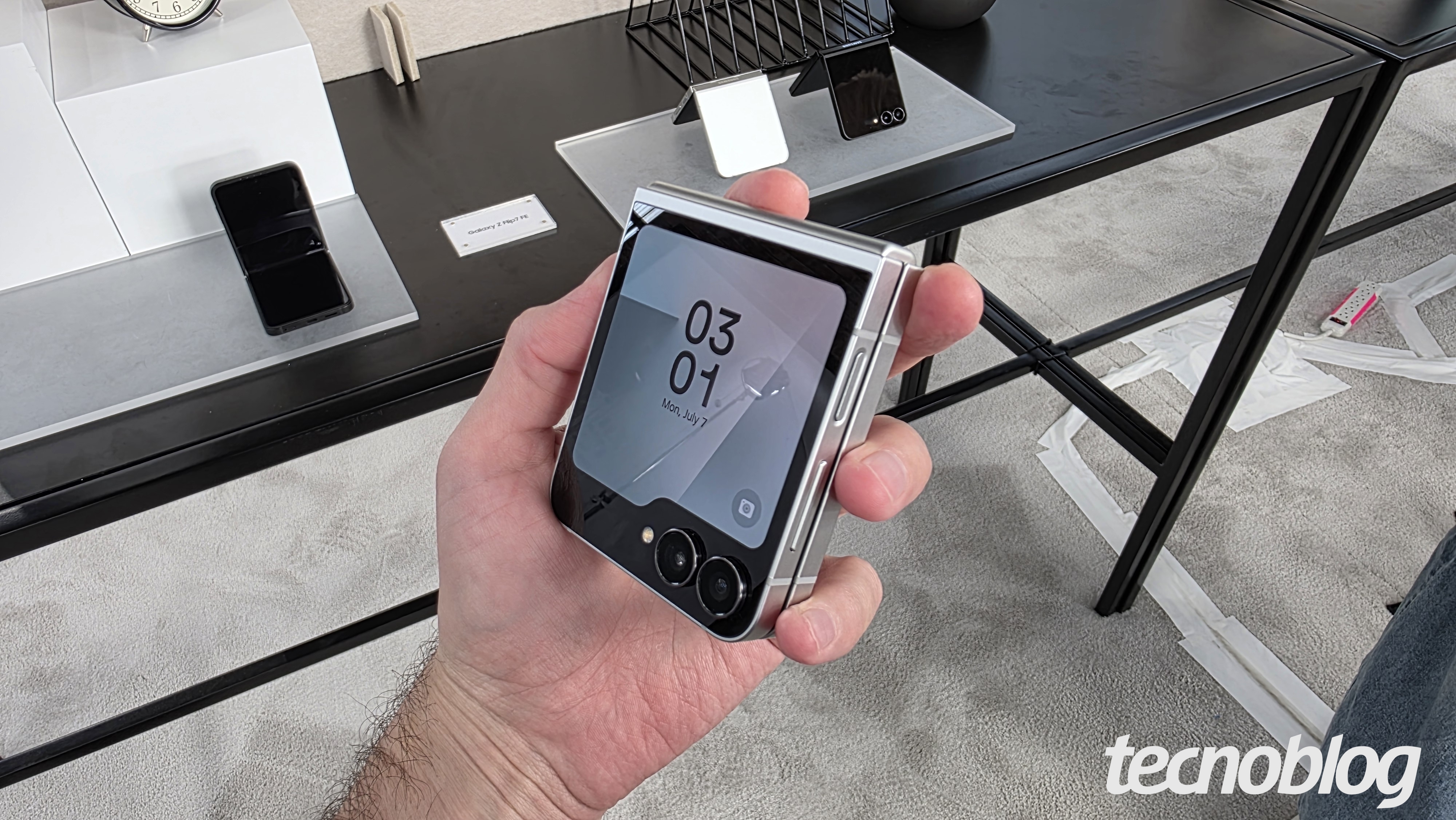 Samsung Galaxy Z Flip 7 FE fechado