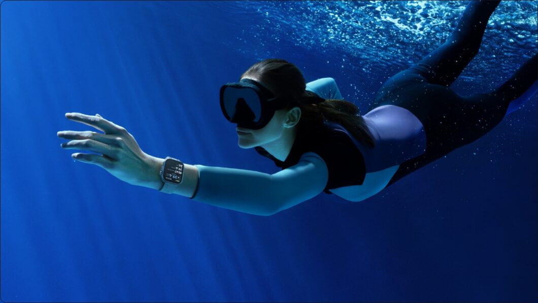 imagem de uma mulher mergulhando com um rel&oacute;gio Huawei Watch Fit 4 Pro