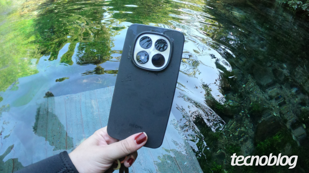Redmi Note 15 Pro 5G com rio ao fundo