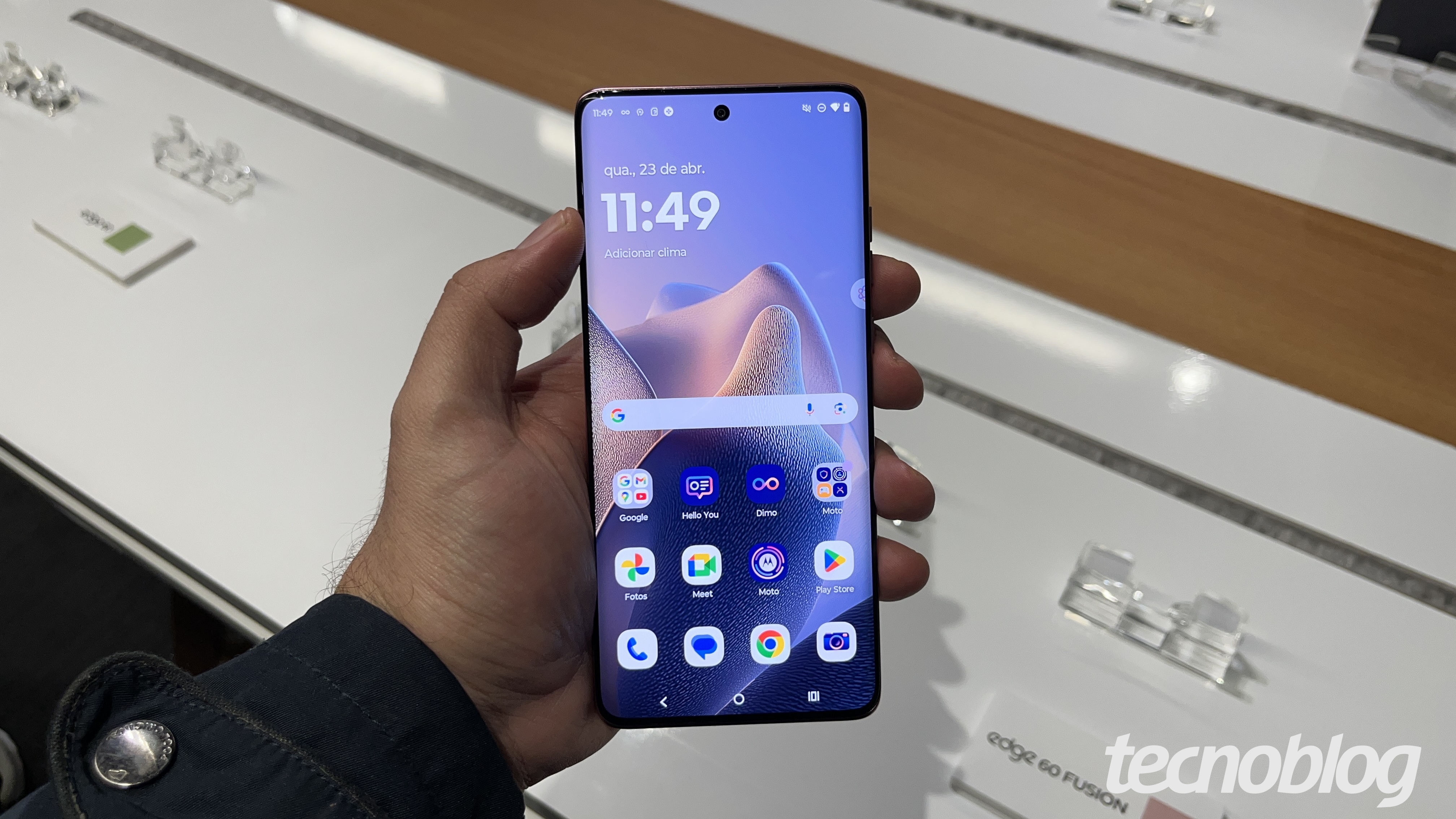 Smartphone Motorola Edge 60 Fusion visto de frente com a tela ligada, exibindo &iacute;cones de aplicativos organizados sobre um fundo gradiente.