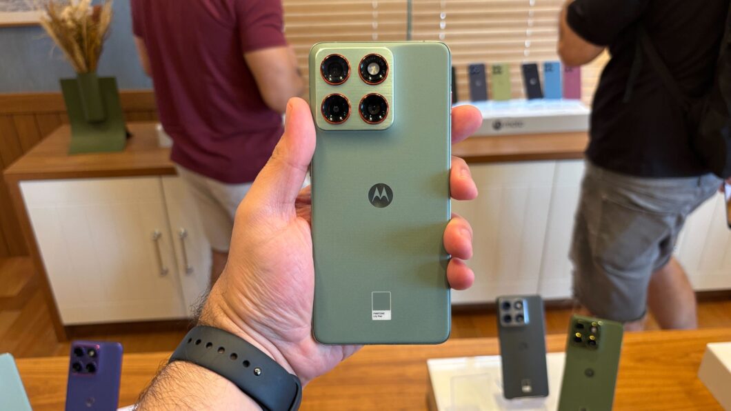 M&atilde;o segurando Motorola Edge 70 com traseira exposta para cima