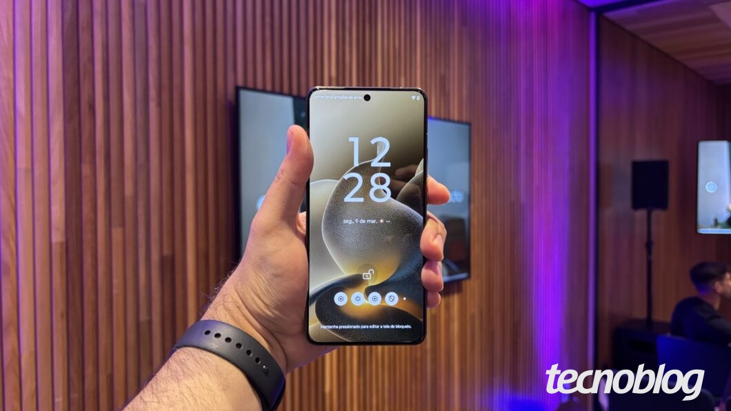 M&atilde;o segurando celular Motorola Signature mostrando a tela