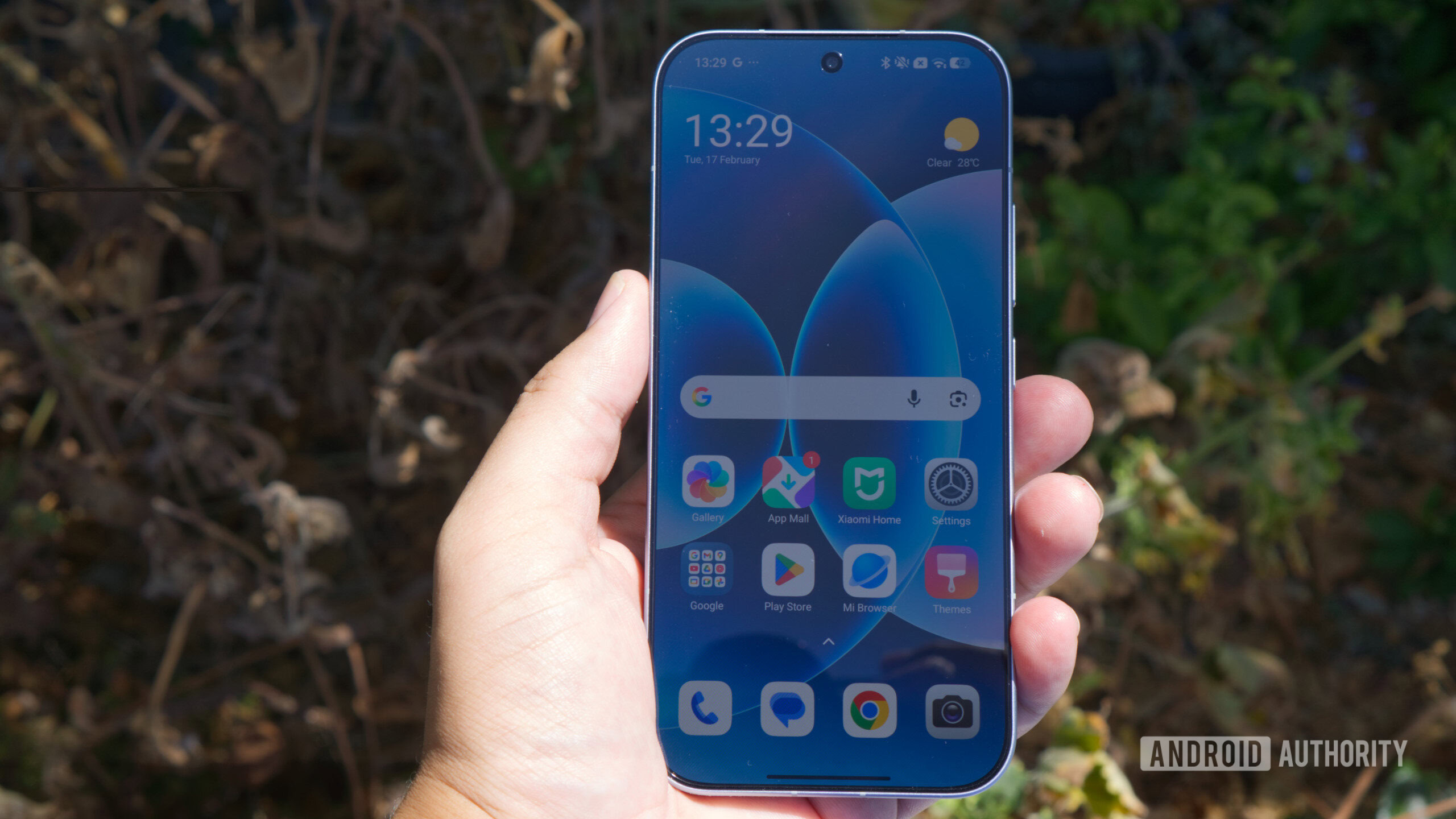 Xiaomi 17 na mão mostrando tela Xiaomi 17 na mão mostrando tela