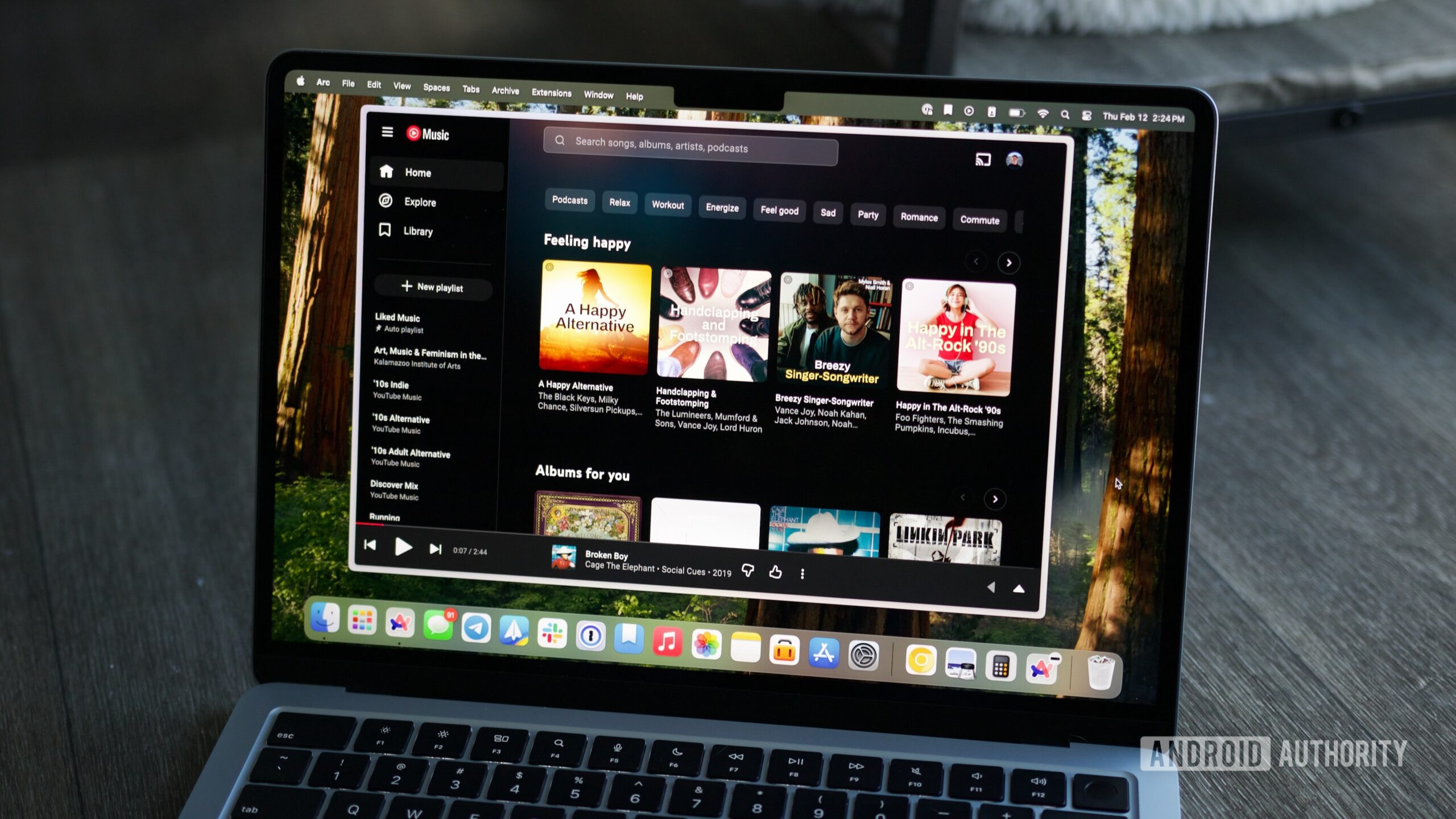 Site do YouTube Music para desktop rodando em um laptop.