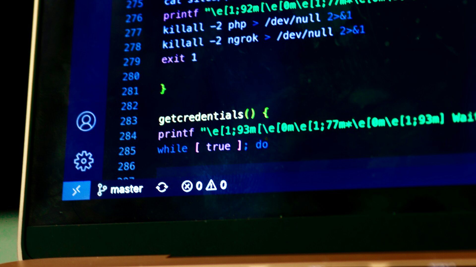 Imagem de um computador executando um c&oacute;digo em Python