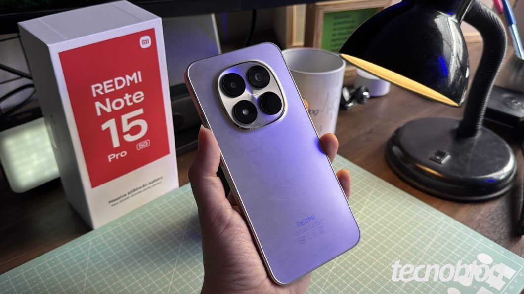 Foto mostra traseira do Redmi Note 15 Pro 5G na cor tit&acirc;nio