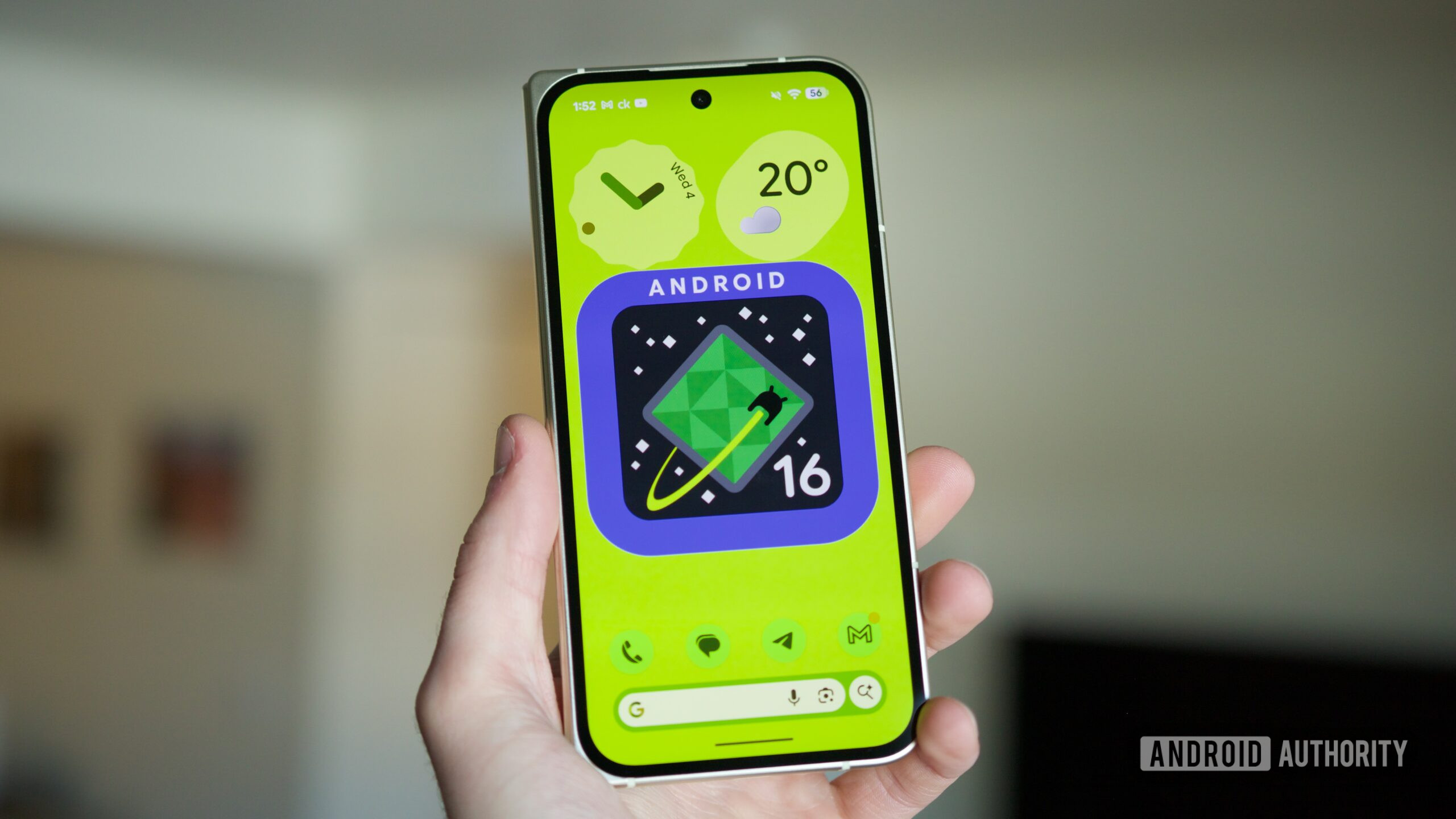 Logotipo do Android 16 em um telefone com Android 16 QPR3.