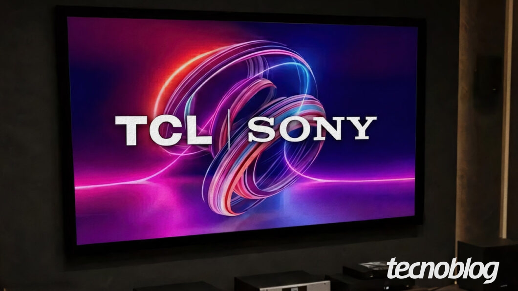 Televisor exibindo os logotipos TCL e Sony em tela com gr&aacute;ficos coloridos abstratos representando parceria entre as empresas