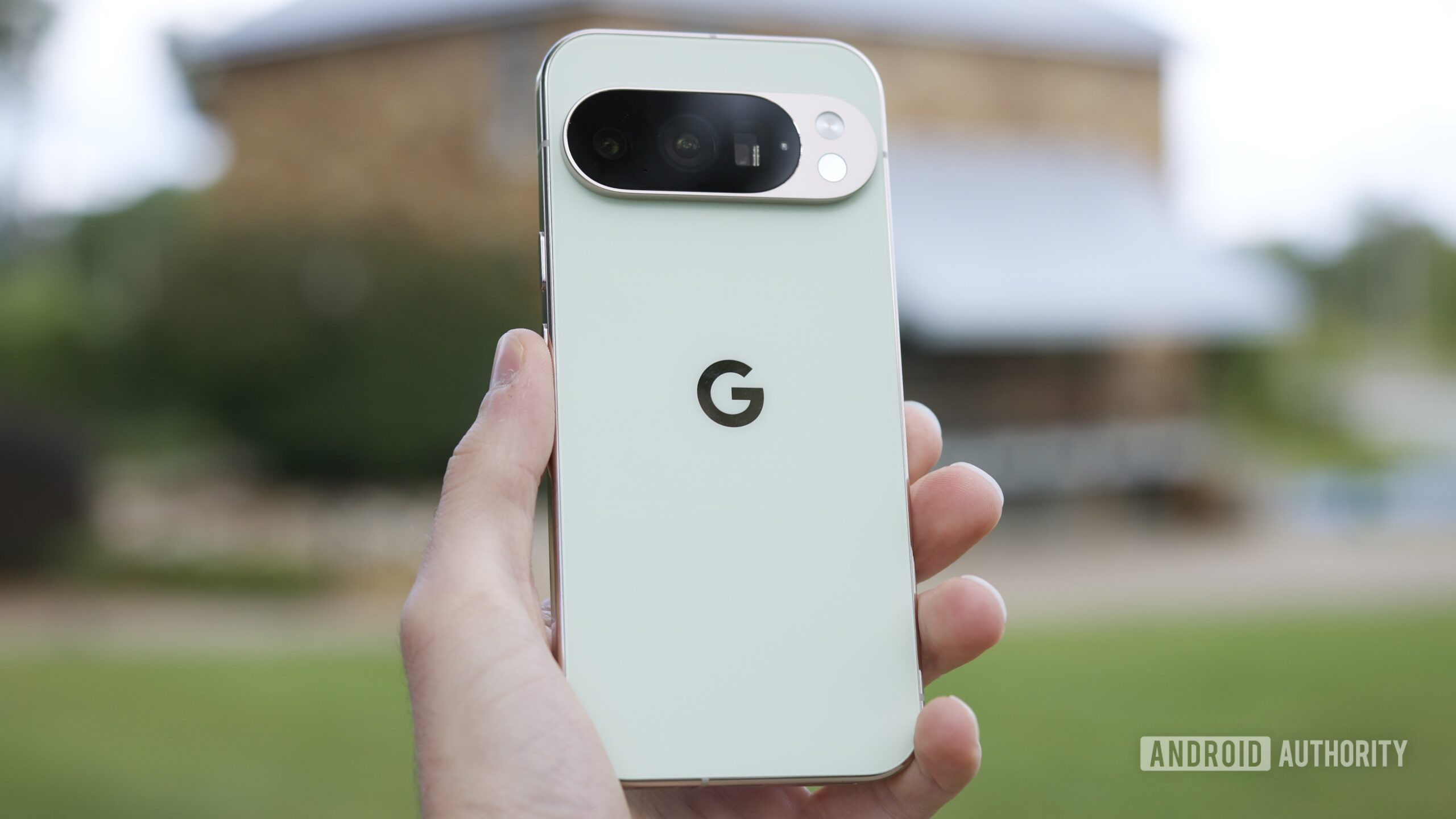 google pixel 10 pro jade volta 4 Alguém segurando o Google Pixel 10 Pro do lado de fora.